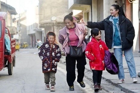 Số phận mẹ con trong 'bức ảnh chấn động Trung Quốc' 10 năm trước